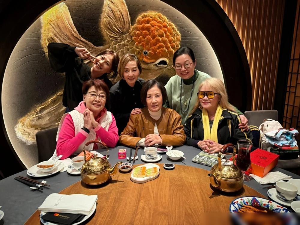 郑裕玲当众把脸冷成冰至八会永远不接查小欣的电话！2010到2012年，查小