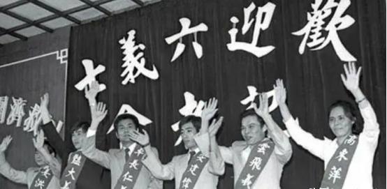 1983年，包含沈阳军区参谋长女儿在内的6名劫匪枪击了两人后，用手枪对准了中国民