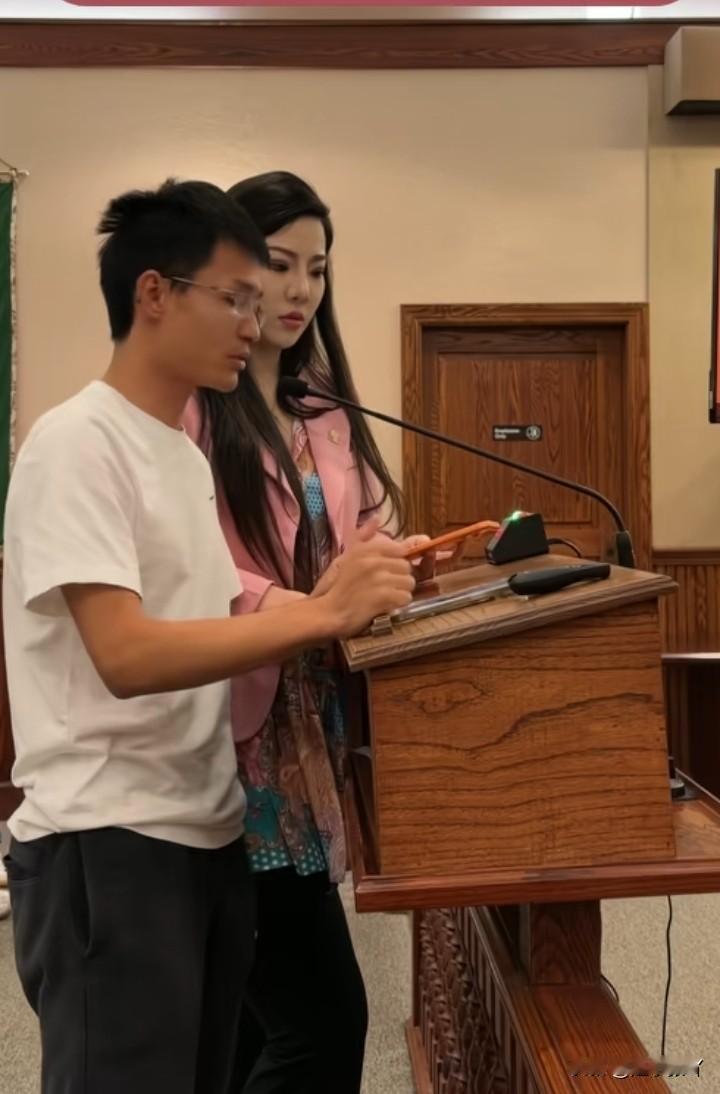在美国真是啥都有可能图片中的男子叫小唐，本来只是一名在洛杉矶街头，卖酱香饼的普