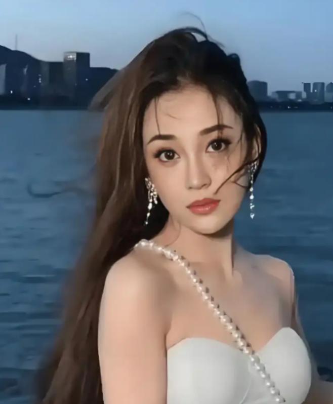 2018年，吴秀波养了陈昱霖足足7年，之后厌倦了，便提出分手。陈昱霖索要4000