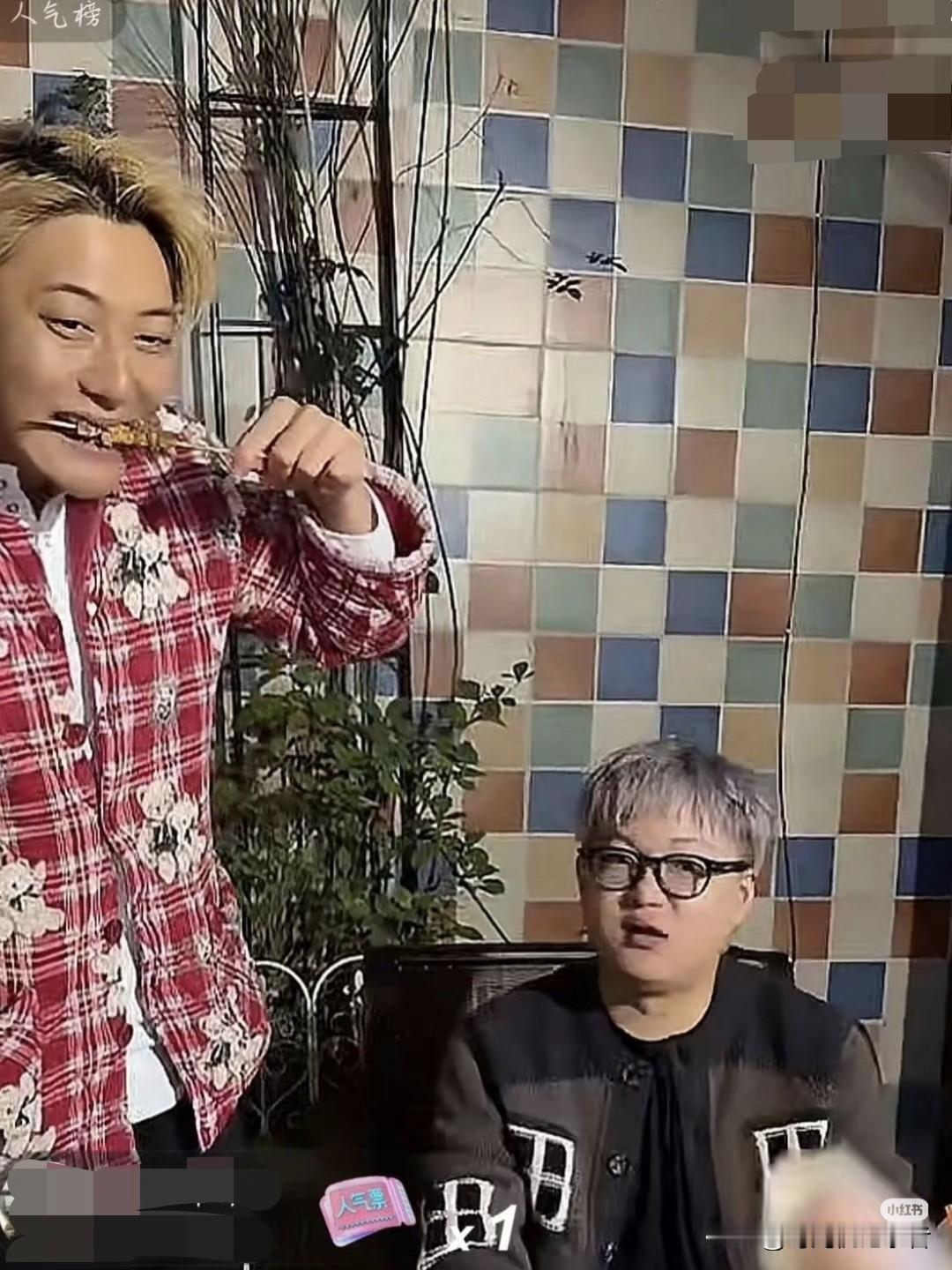 黄子韬能娶到徐艺洋真是幸运，黄子韬和徐艺洋回老家，真是不把自己当外人，这样子不知