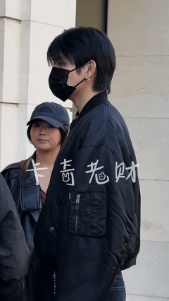 陈飞宇出个国怎么潮成这样陈飞宇在巴黎也太潮了，戴耳环又酷又帅，188身材比例绝了