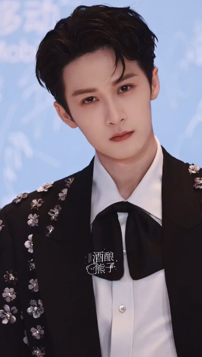 尖叫之夜檀健次红毯檀健次尖叫之夜出图了尖叫之夜檀健次红毯，檀健次尖叫之夜出图