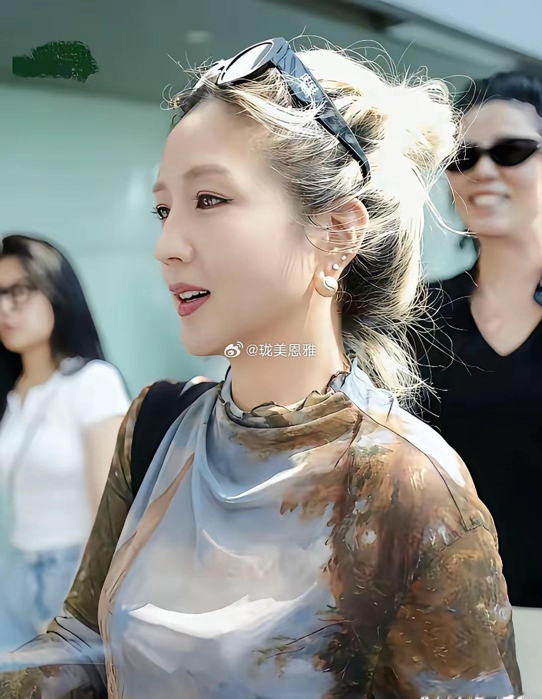 何洁这次现身成都真把人看愣了咋个这么漂亮！​​​