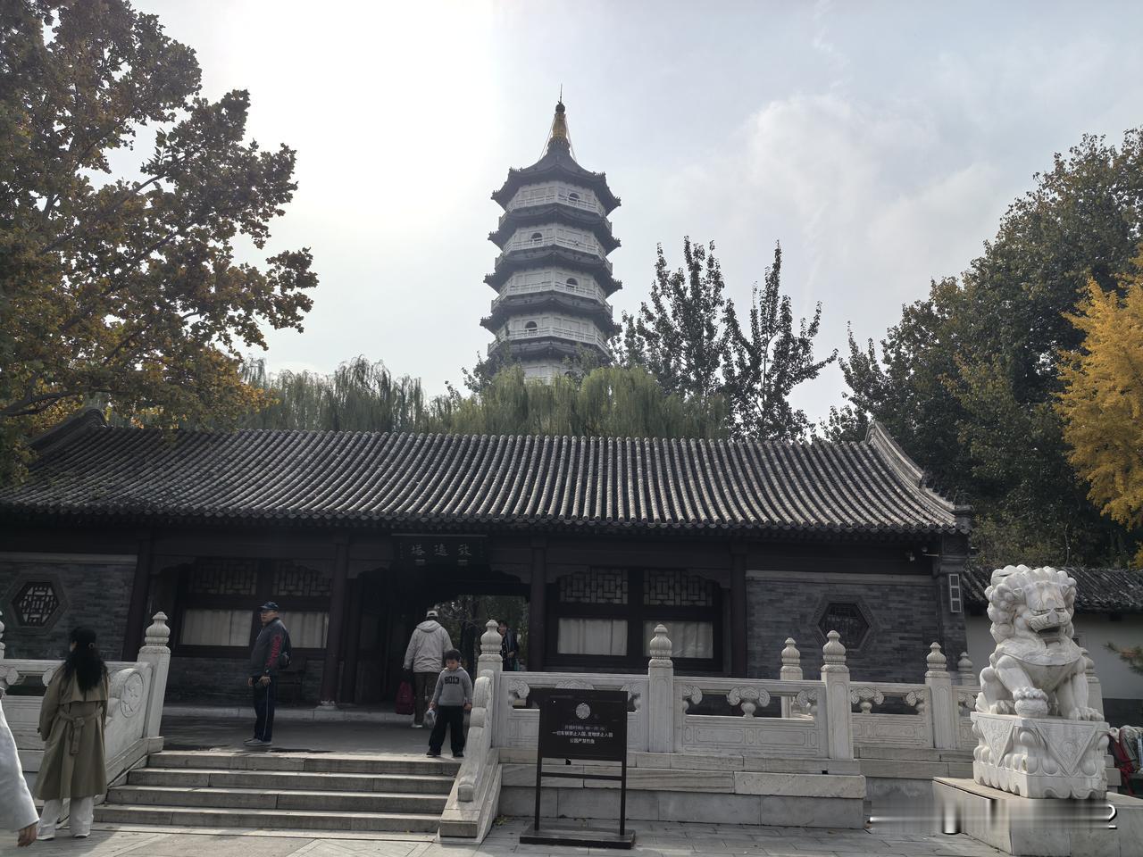 公园的长廊，沿着湖泊，小径，树木，山石，延伸向前，把公园内古色古香的建筑和美景连