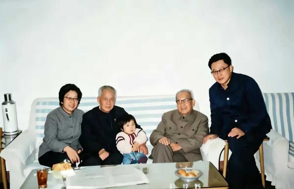1981年12月25日，北京，时任海军司令员叶飞到亲家陈丕显家中做客，留下了这张