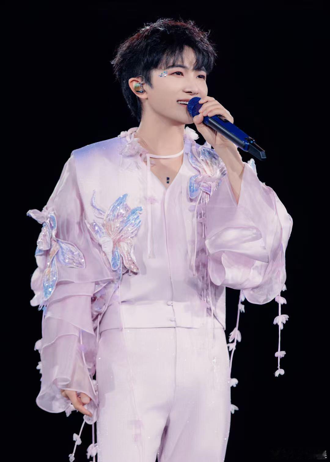 周深在合肥演唱会全程超会互动，跟着粉丝节奏走，毫无偶像包袱。聊到兴起，轻轻扇自己