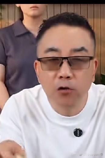 杨仪在直播的时候，有粉丝说：“你最近气色不错呀”，杨仪说：“好嘛，好多人都说，纲