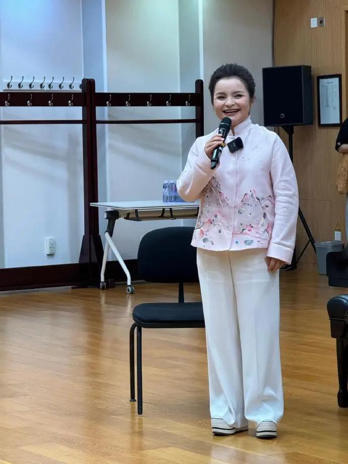 🌞吴碧霞说，我和我先生邵琼是大学同学，他后来也是我的经纪人。结婚后，我曾经