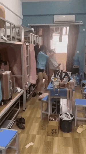 俩女生在男生宿舍打架确实挺少见的[呲牙笑]