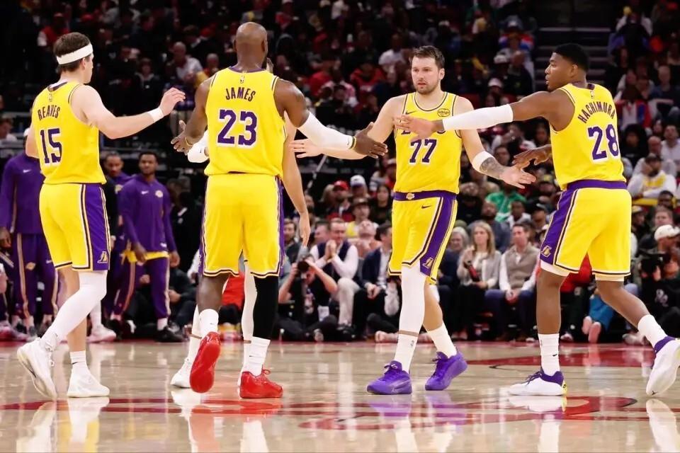 湖人比去年强多了。去年就死亡五人组，今年首发五个加上鬼子拉拉肯纳德都是能打的。再