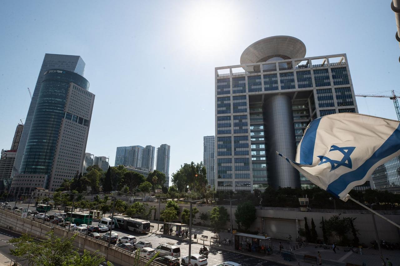 伊朗高超音速导弹打击以色列国防部和机场，成功突破美国萨德系统拦截。当地时间3