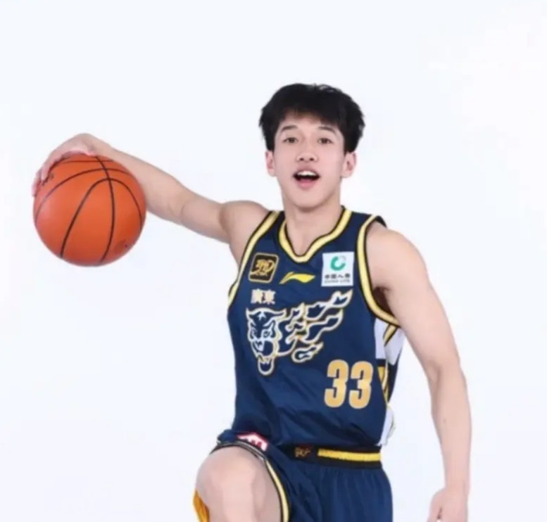 原以为杨溢是下一个河川勇辉，没想到连同期的徐杰都远比不上。看了U19中国队对