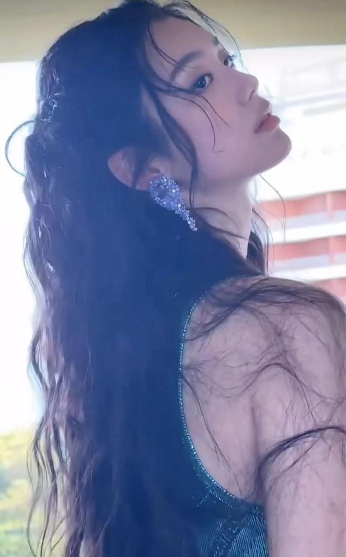 天呐，奚梦瑶在vogue呈现的爱丽儿造型，湿漉质感与美人鱼的梦幻完美融合，恰似刚