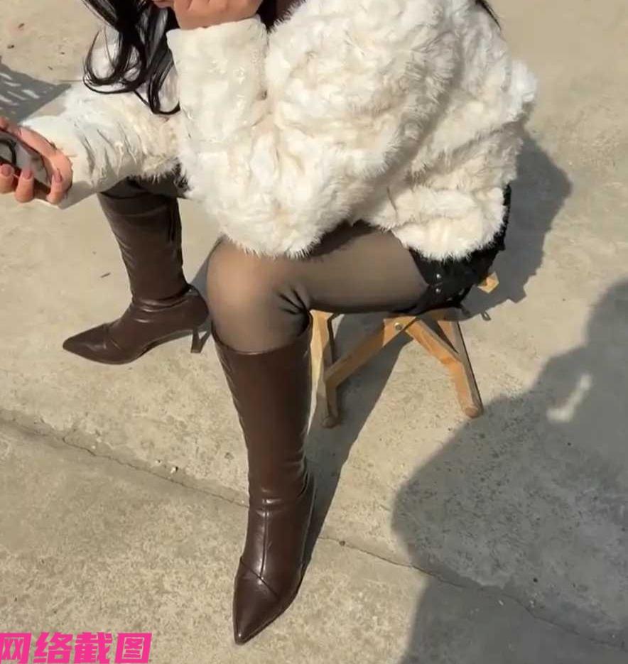 安徽有女生这次回家过年，可到家里看到自己妈妈的打扮也是惊呆了，妈妈太潮了。原