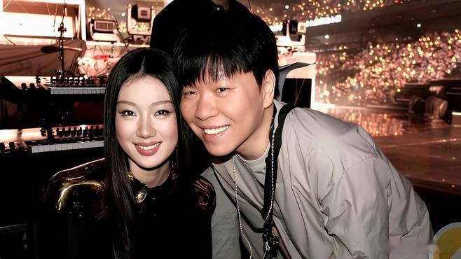 大湾区晚会刚结束，单依纯在后台跟常石磊近距离握手，这姑娘大概率是真离不开他了晚会