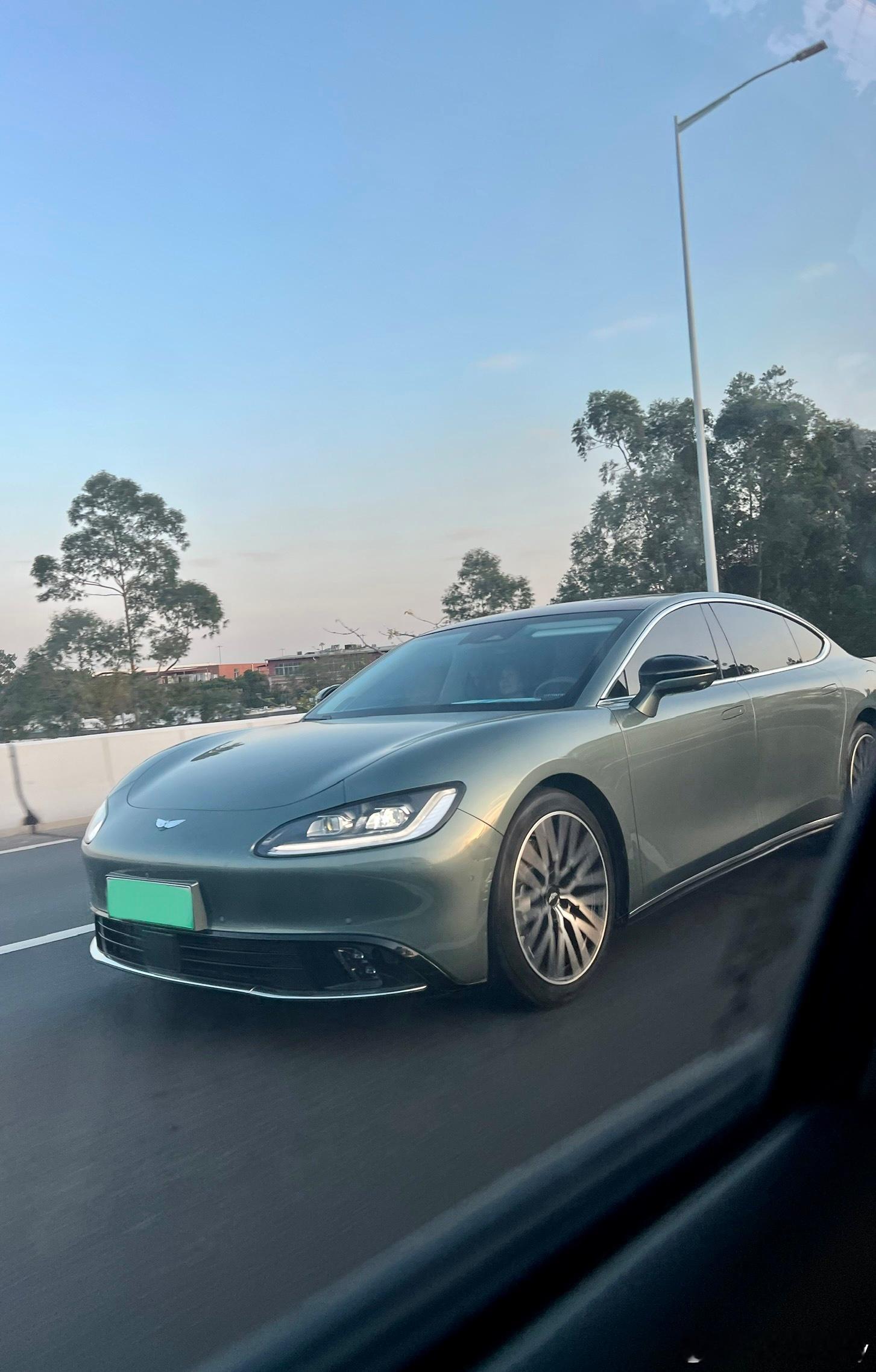 刚在路上看到一台大运……噢不是，远航Y6，其实我觉得气场是有的，但这个价，能买岚