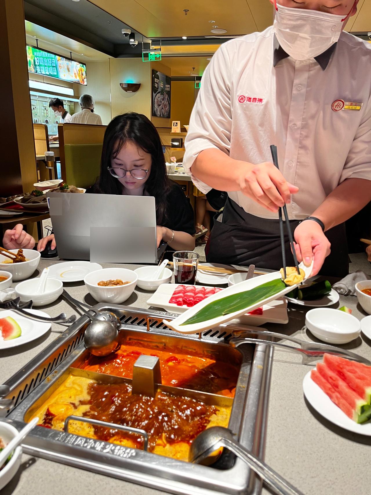 之前，星巴克办公也就算了，有些小白领喜欢那种格调。但海底捞也能办公吗？这种