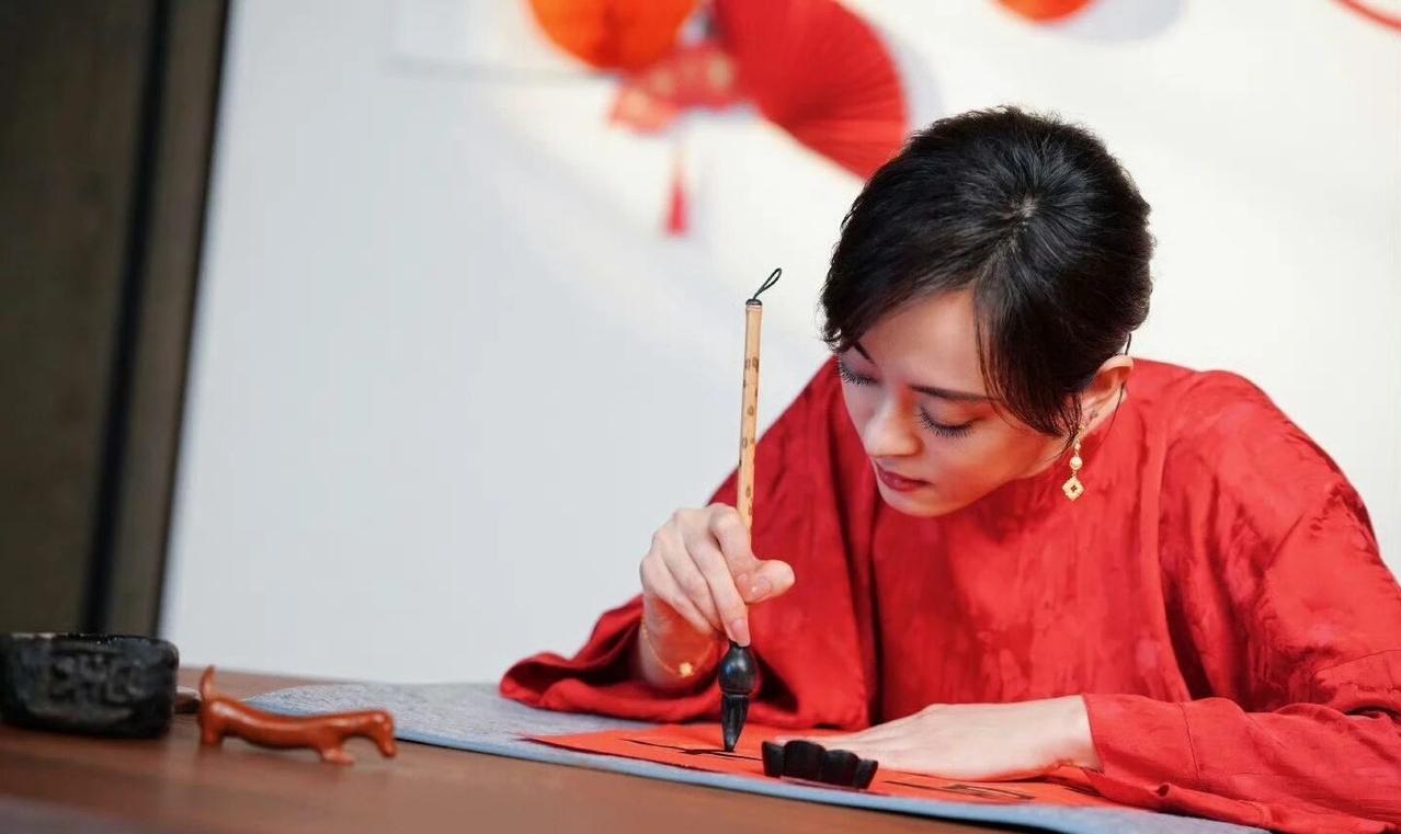 孙俪的脸，藏着她“止损”的底气！现在的人，看脸先不看五官，看“电量”。早上