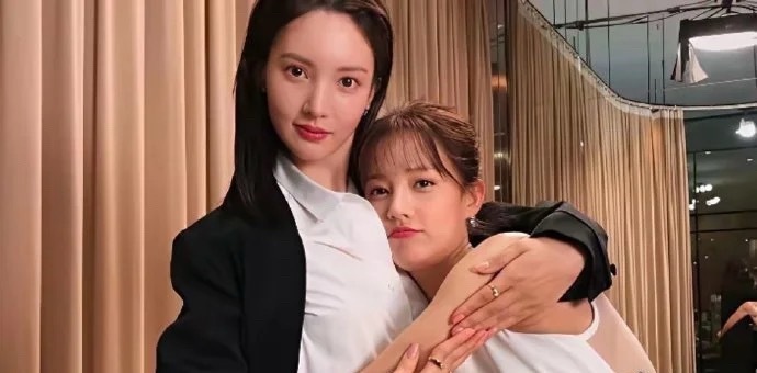 以后再也不说金晨整容脸了，这和她妈明明共用一张脸啊