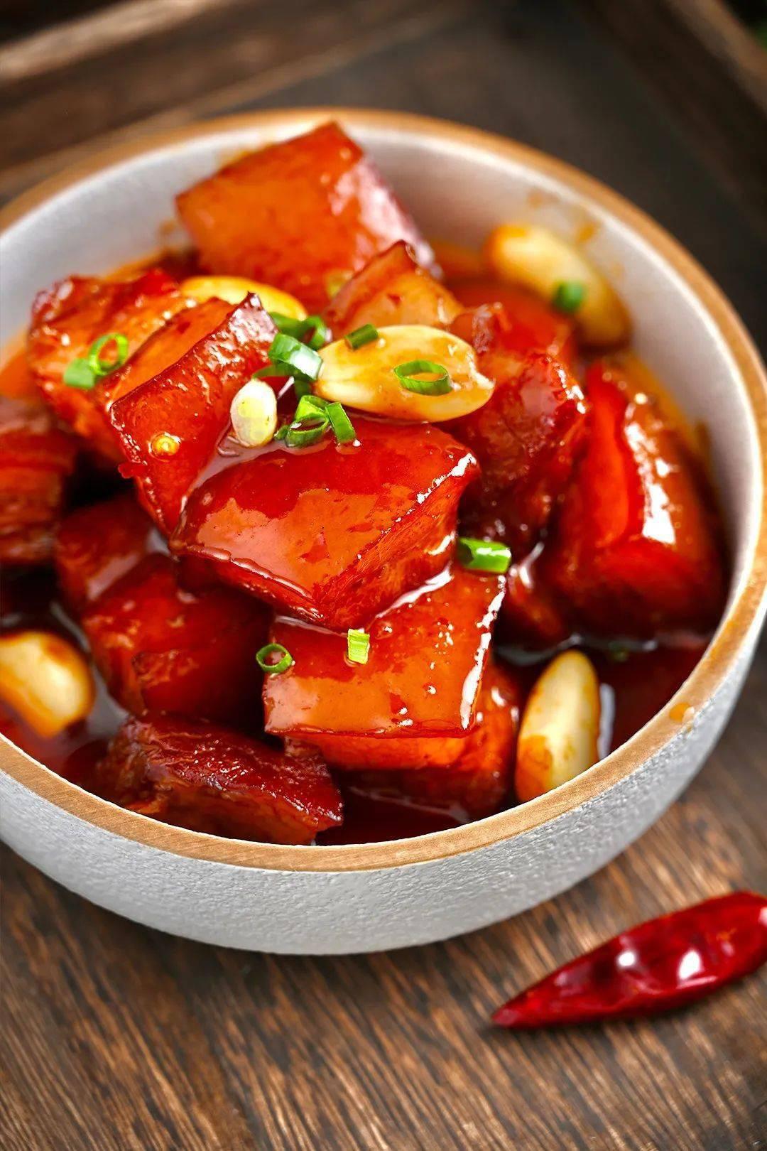 【不用酱油也能吃出五星级！毛氏红烧肉的正宗做法，肥而不腻、甜咸刚刚好！】嘿，