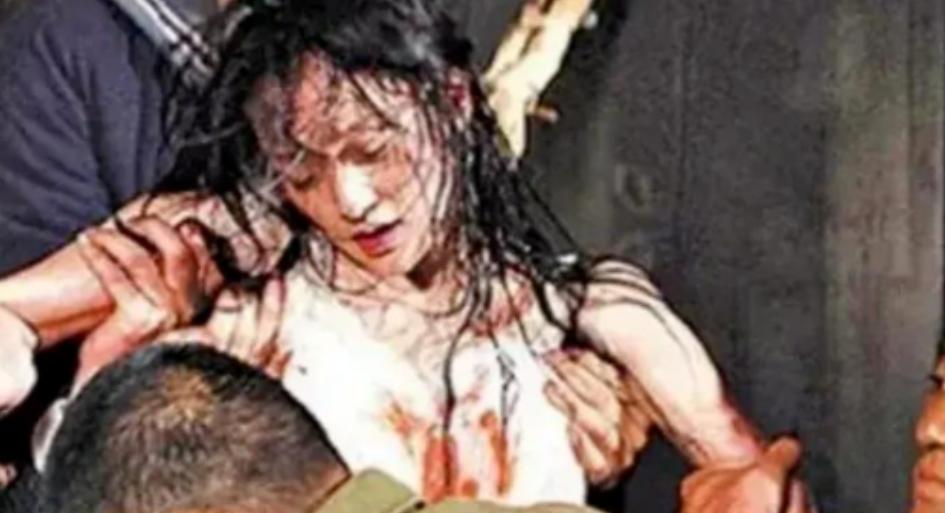 1942年，日寇把姜文珊和姜英珊绑在木桩上，无耻地撕开她们的衣服，轮番凌辱，她们