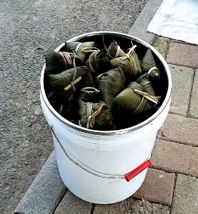 这几天我发现包粽子卖也能赚点小钱昨晚煮粽子时锅盖没盖严实，水汽把厨房窗户糊得跟