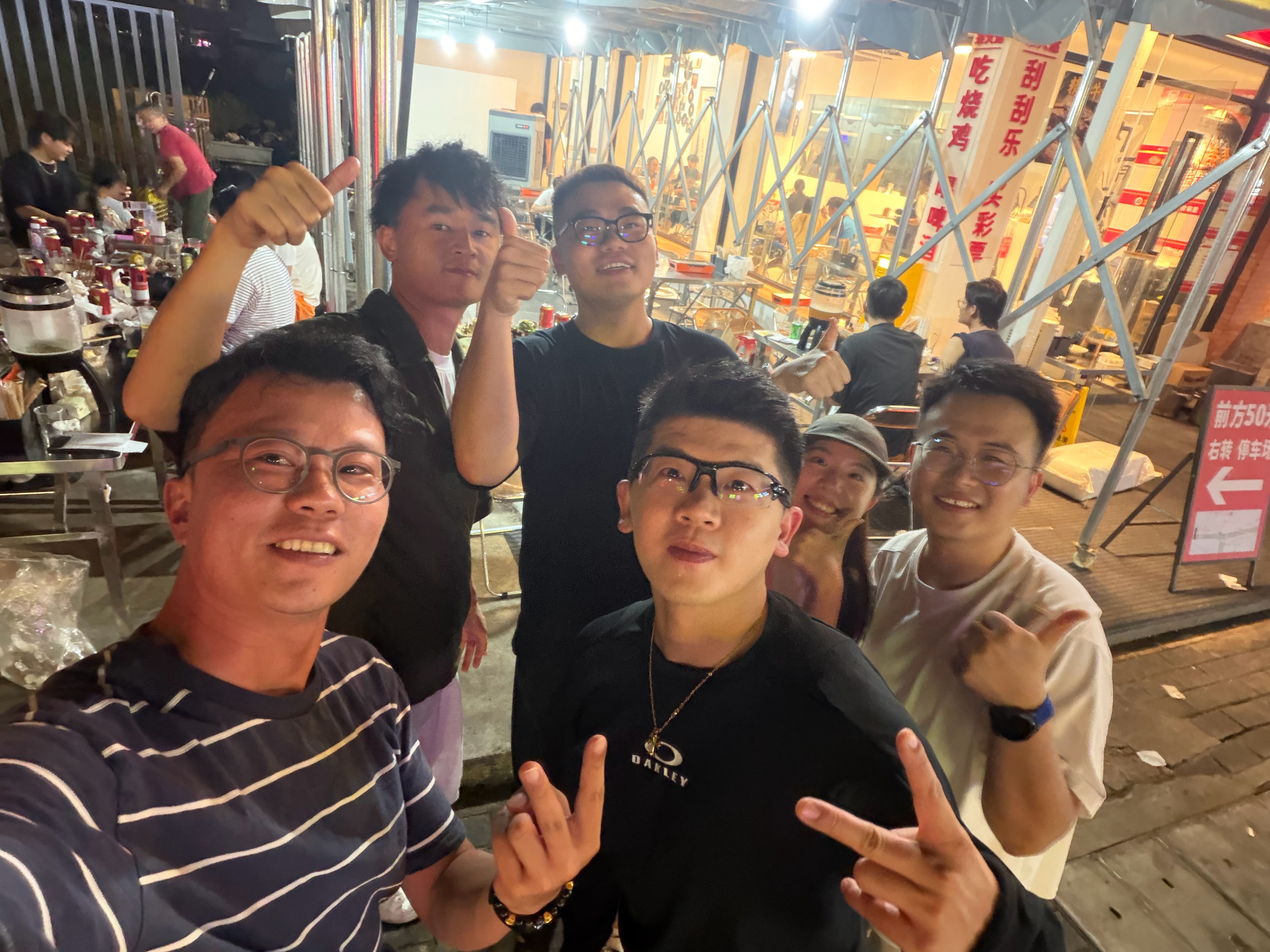 昨晚跟朋友去大运烧鸡，刚好薛之谦开演唱会，营业额2万6烧鸡、牛肉、鹅翅各种食材都