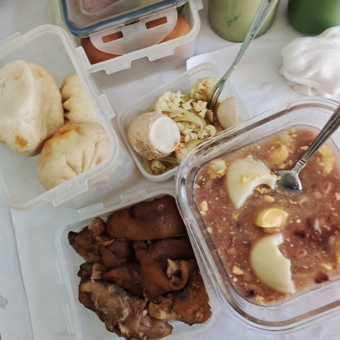 看看我的今日早餐都有些什么呢：一碗八宝粥，俩鸡蛋，仨包子，一咸鸭蛋，一花菜，还有