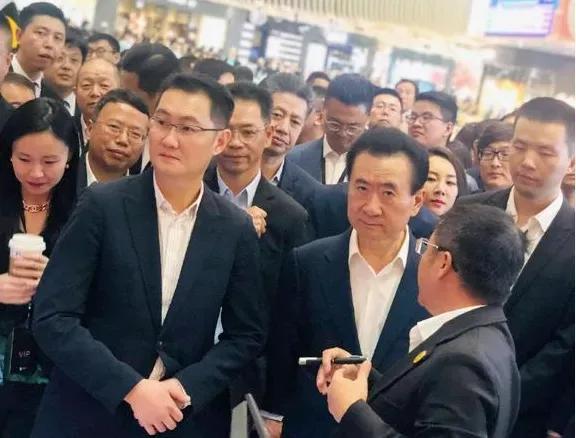 44.17亿，万达电影正式改王姓马，腾讯宣告终于拿下万达电影。4月19日，上市公