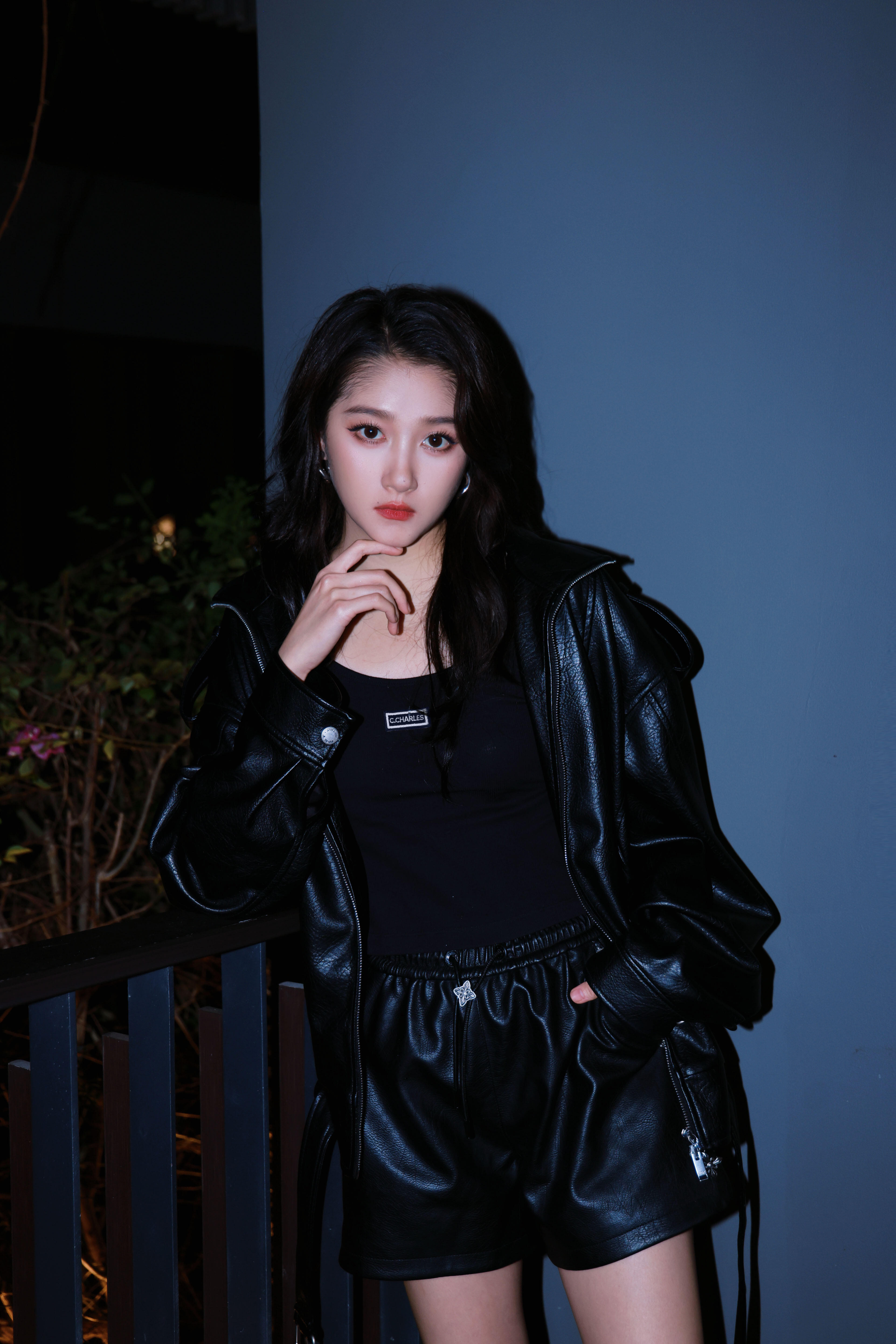 关晓彤一套造型后是另一套新的造型皮衣飒姐，好酷好帅😎​​​