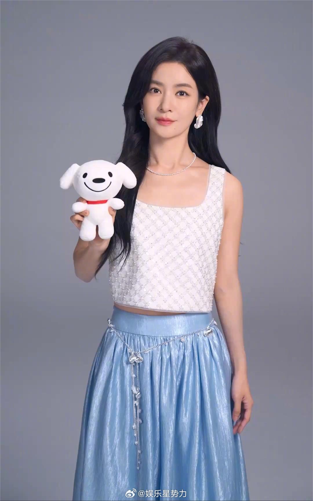 李晟京东公演李晟的大片太绝了！蓝裙摇曳生姿，西装马甲英姿飒爽，她在镜头中轻松驾