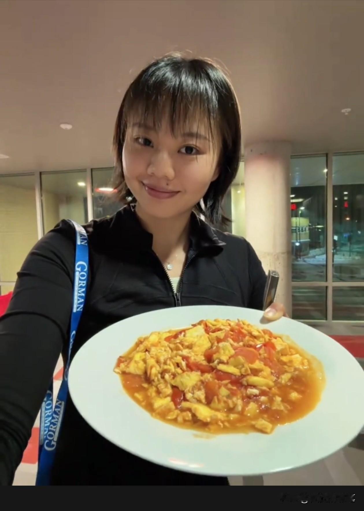 龚翔宇的伙食，看着很合口味！场上是战士，场下是美食家，瞧瞧，回到家的龚翔宇，还