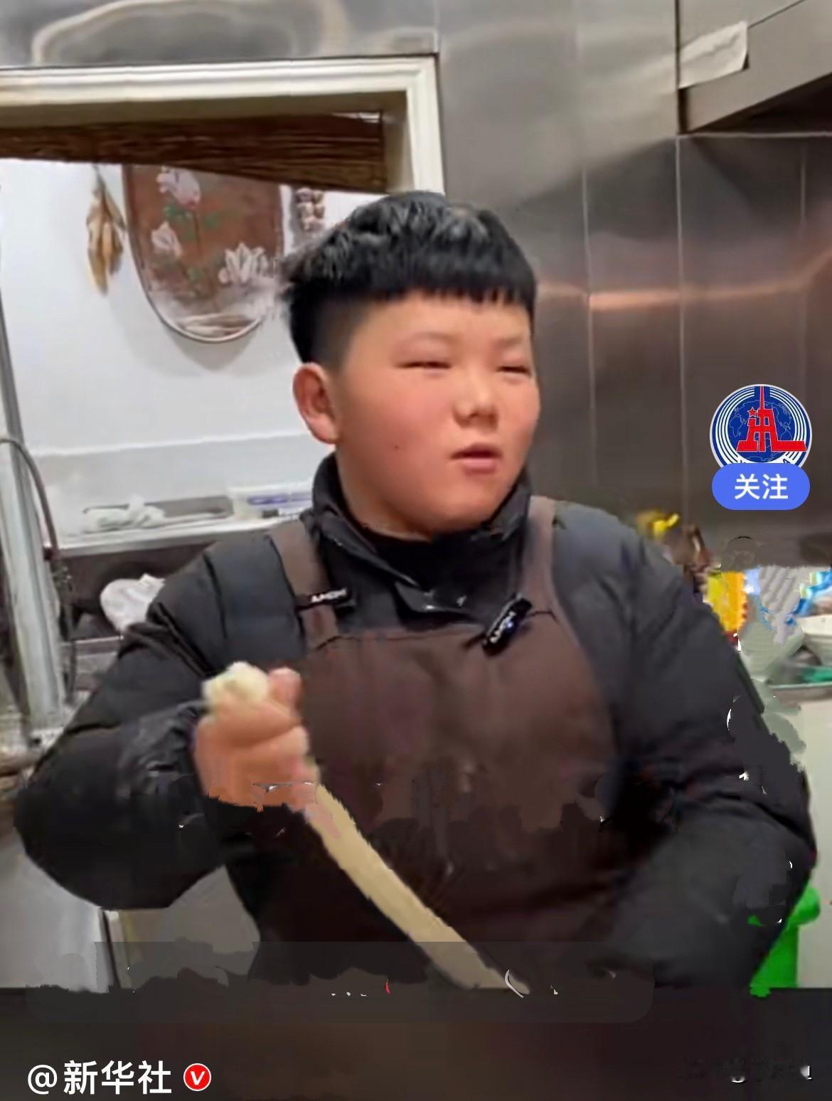 安徽一小男孩太懂事儿了，他不是不爱玩手机，也不是不爱看电视，而是看到妈妈很辛苦，