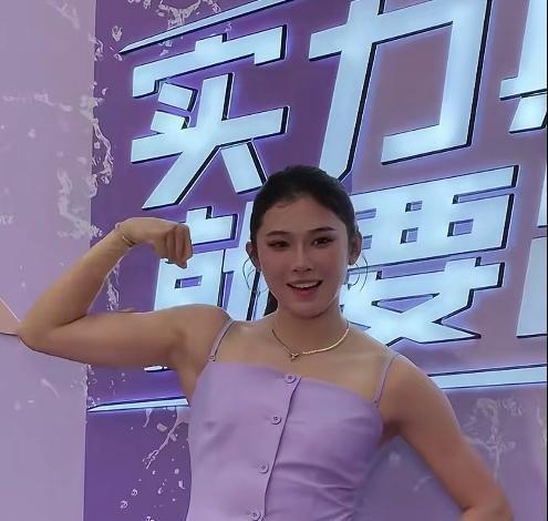 12秒74封王！吴艳妮夺金引爆商业价值，赛场飒美双杀圈粉！在刚结束的全国田径冠