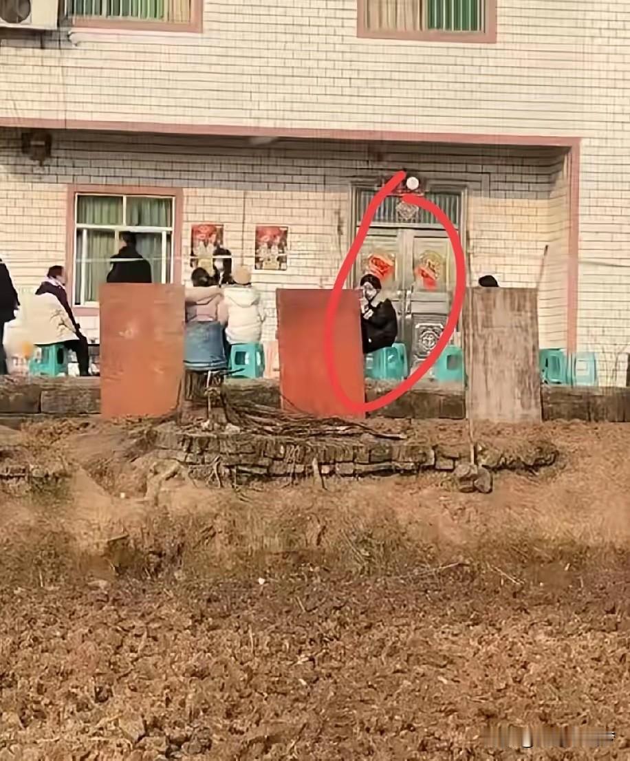 呆呆家的热闹，说散就散了！门前地翻得站不住脚，锅碗瓢盆被小货车拉空，大门一关