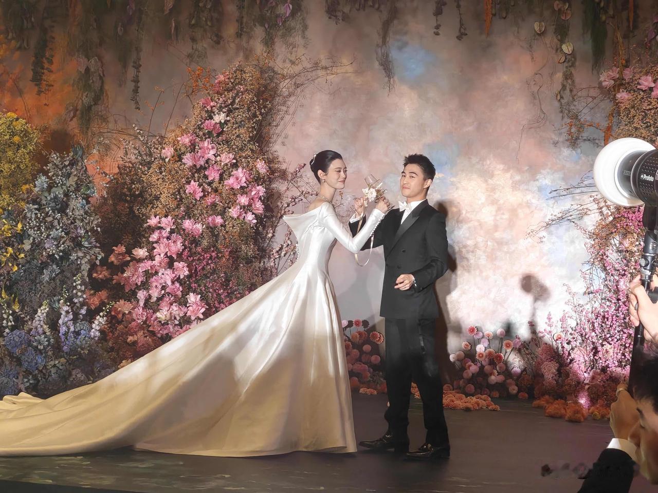 奚梦瑶何猷君澳门婚礼答谢宴现场图奚梦瑶还是穿着在结婚时定制迪奥的婚纱，两人在台