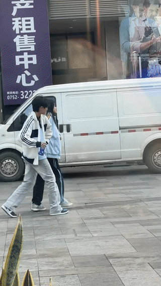 现在的年轻小情侣秀恩爱都不分场合。虽然他们有的时候也会因为一点琐事闹矛盾。但