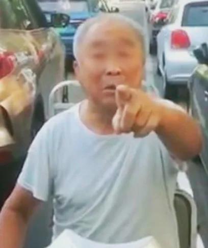 山东，一饭店推出5元早餐不限量，大爷交过钱后，就拿了7个鸡蛋、两屉小笼包、两碗粥