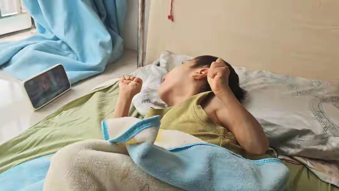 出生评分10分，本该健康长大的男婴，进了一趟医院保温箱，被硬生生误诊脑瘫7年！