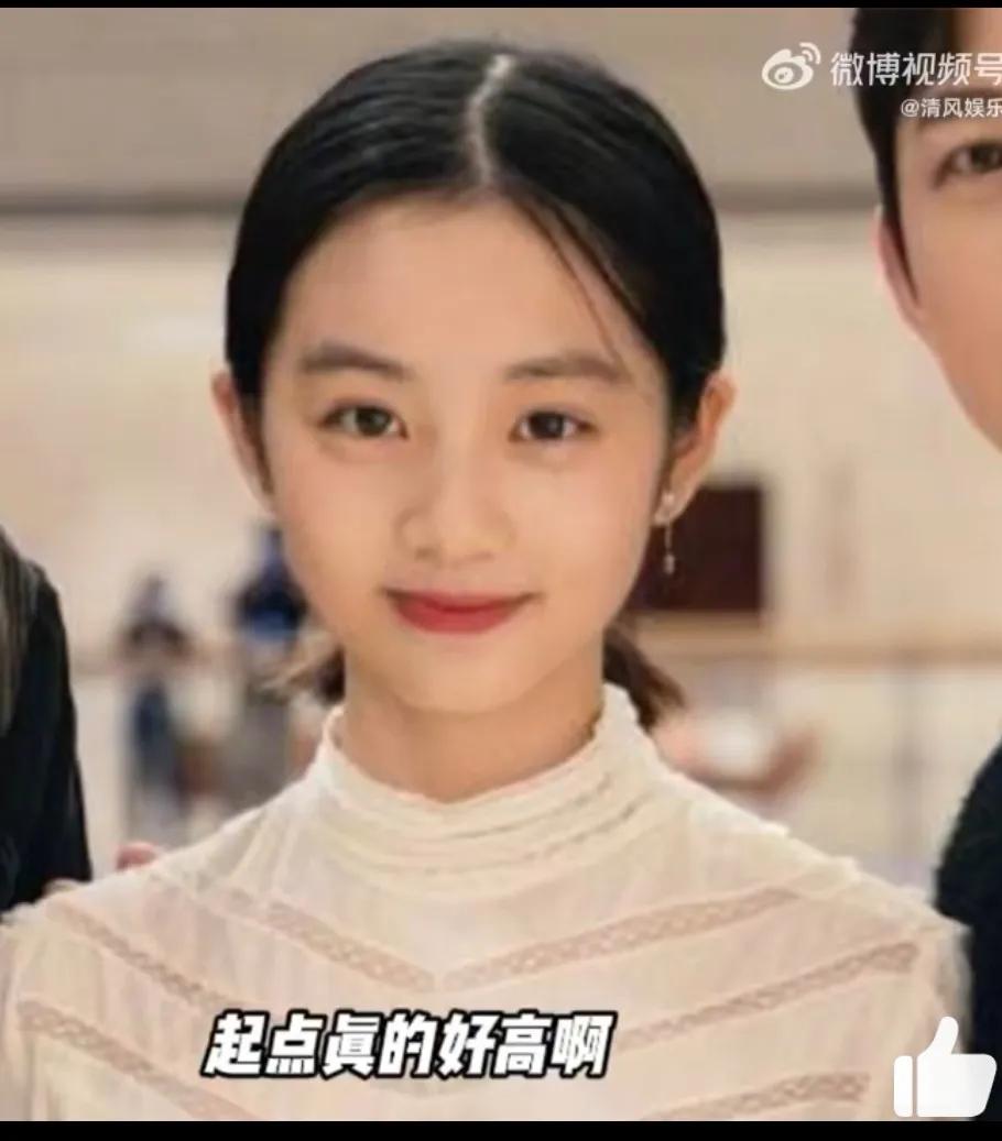 标题：《黄多多：撕碎“星二代”人设，在舆论深海里游成“人鱼标本”》——当17