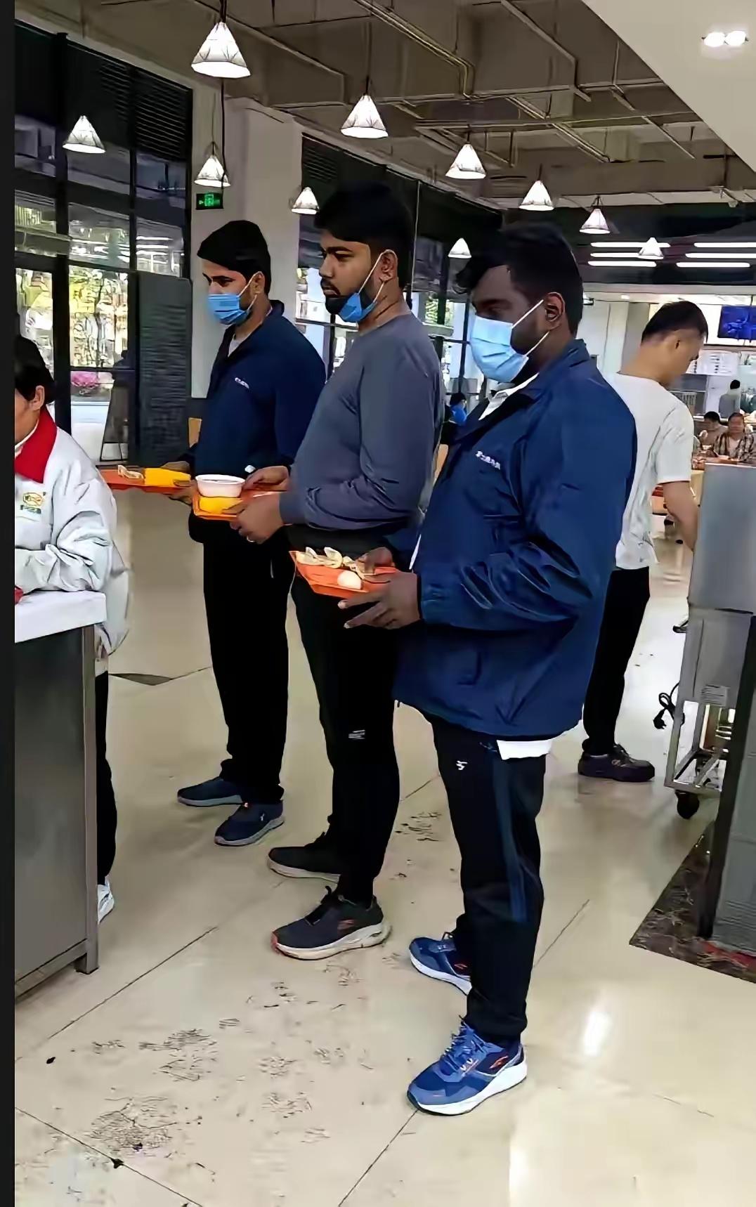 之前那三个揣着50万卢比来中国穷游的印度小伙，出发前信心满满。他们以为中国消费和