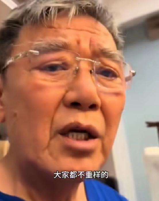 老戏骨李利群在台北吃盒饭被店员多次凶，自己还分析了年轻店员可能太累了感觉老李头