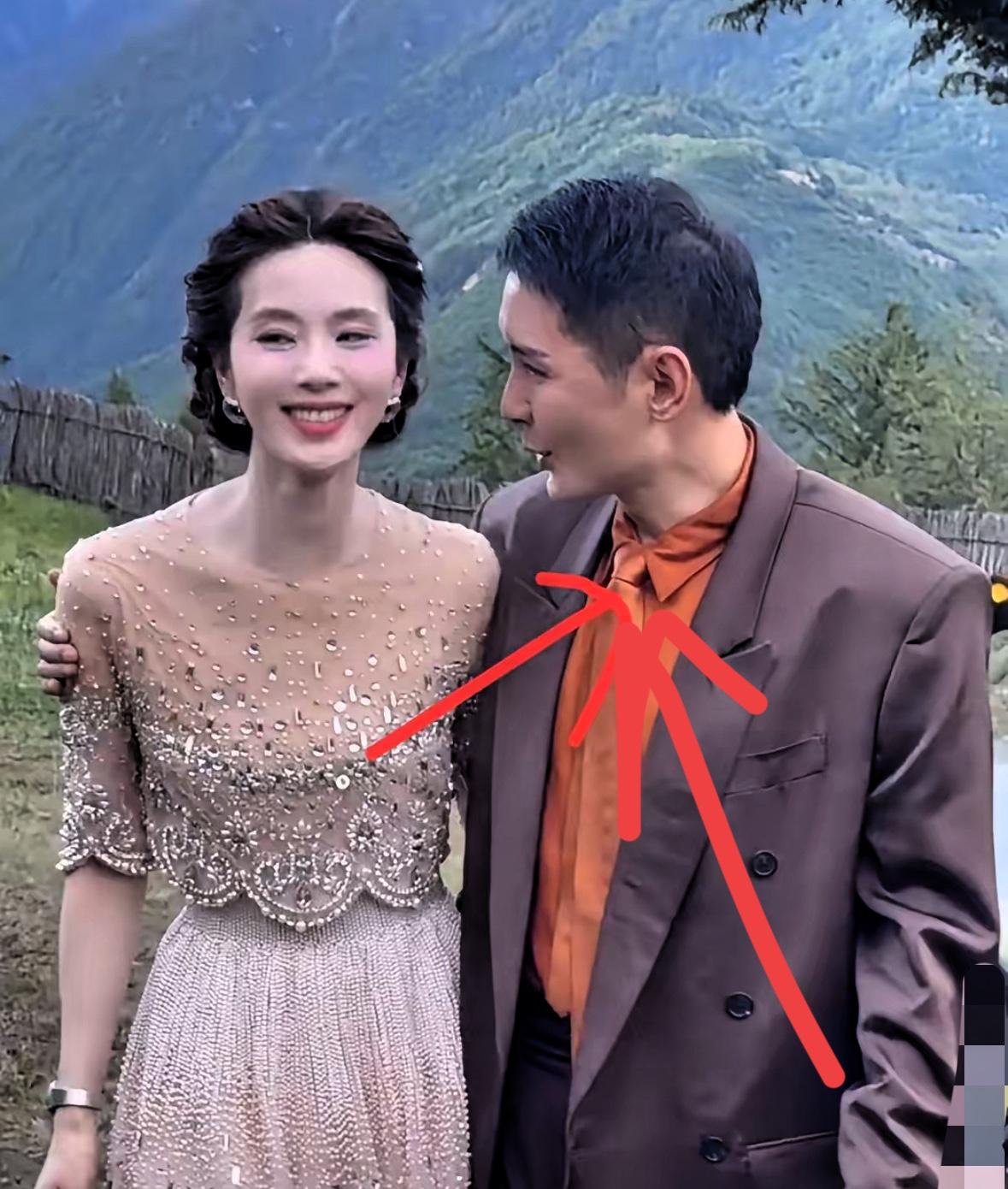 大家注意到没有​搂着刘诗诗的刘冲​明明身为时尚杂志的主编，自己的衣服品味却差