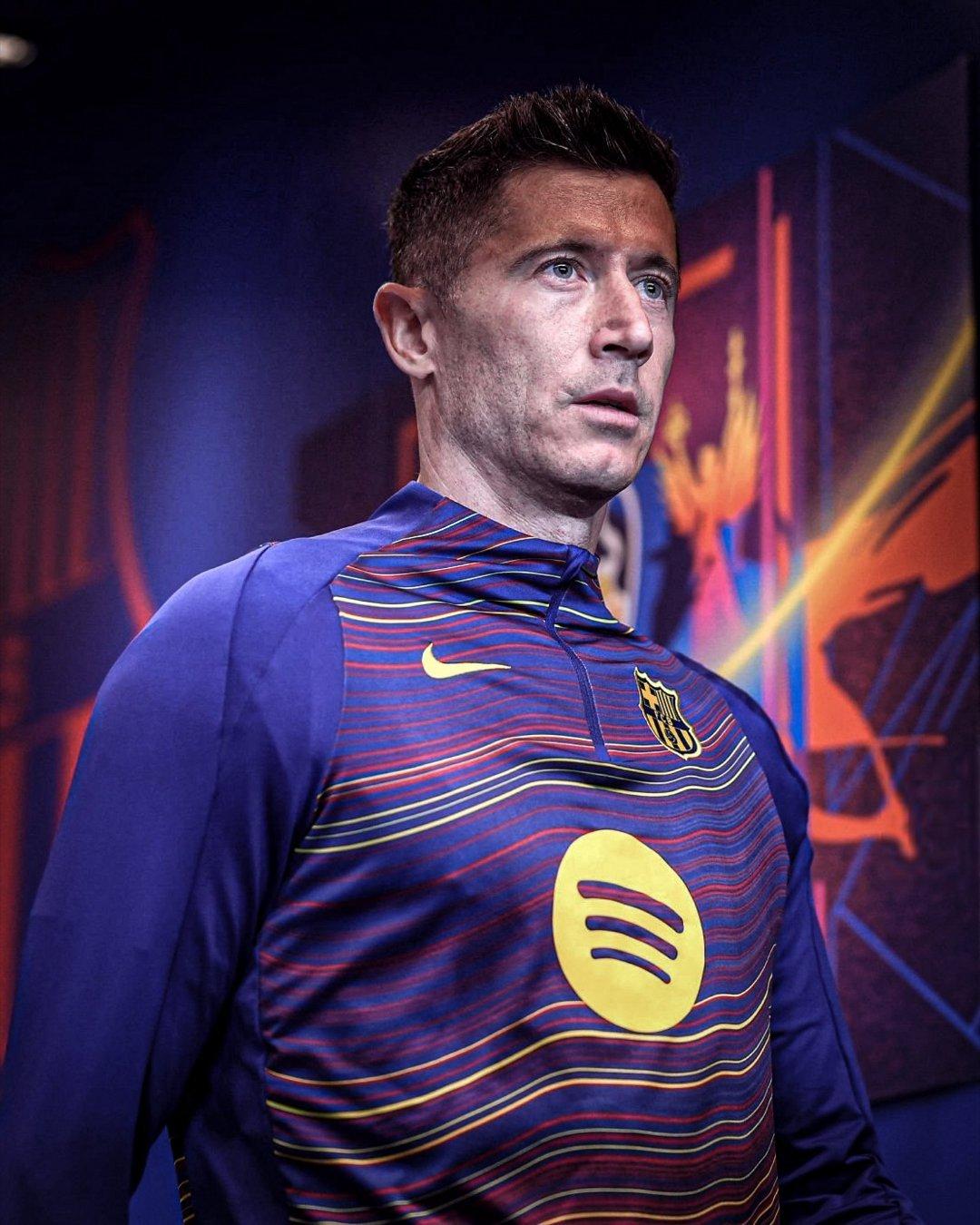 欧洲转会新闻发布会！★心生不满！莱万对巴萨对待他的态度感到不满，留在巴萨不再