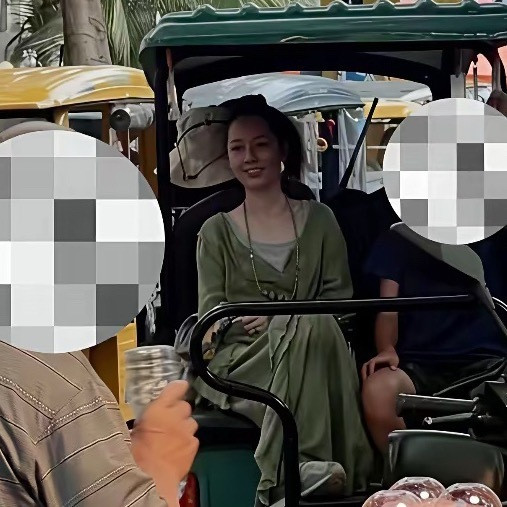 网友在西双版纳偶遇44岁郭碧婷携家人出游，一身绿裙搭配丸子头，穿搭随性朴素，褪去