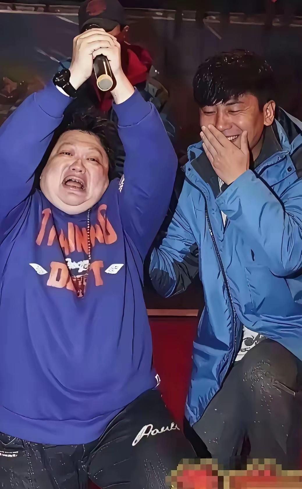 为什么当年没有人看得出来呢？韩红的尽情演出就连她身边的工作人员，都忍不住了，