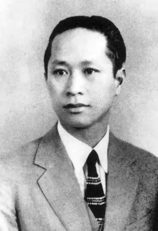 1912年，叶挺被迫娶了童养媳黄春，新婚夜，他被父亲警告：“给我好好圆房，给叶家