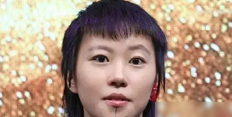 窦佳嫄亲口说，14岁才第一次约窦靖童喝下午茶，全程尴尬到只能埋头吃水果。同父异母，有血缘，没交情。她