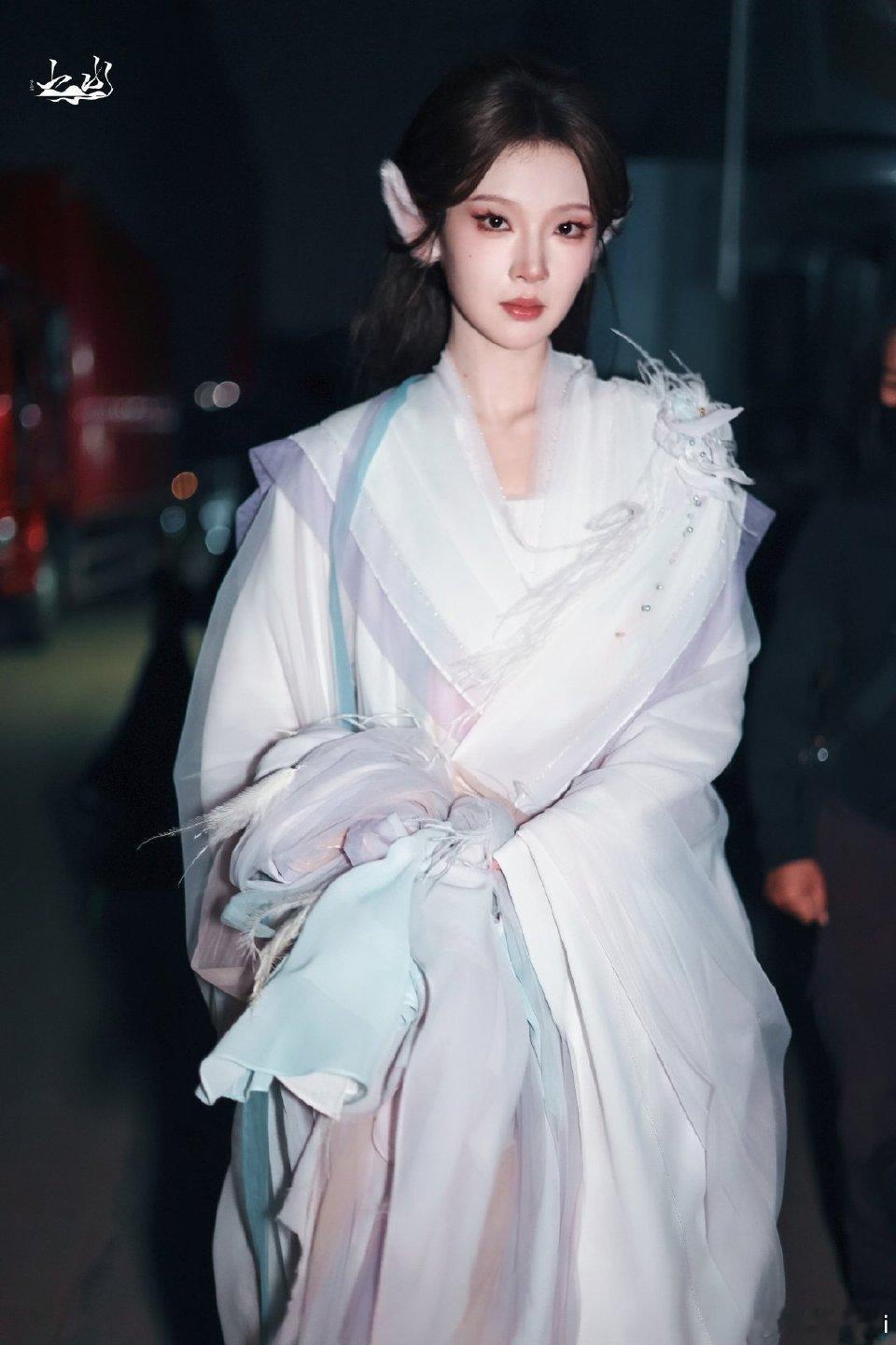 张淼怡这套狐妖造型咋越看越像陈瑶哈哈哈美女都是相似的​​​